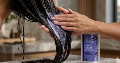 Application du soin au tanin sur les cheveux